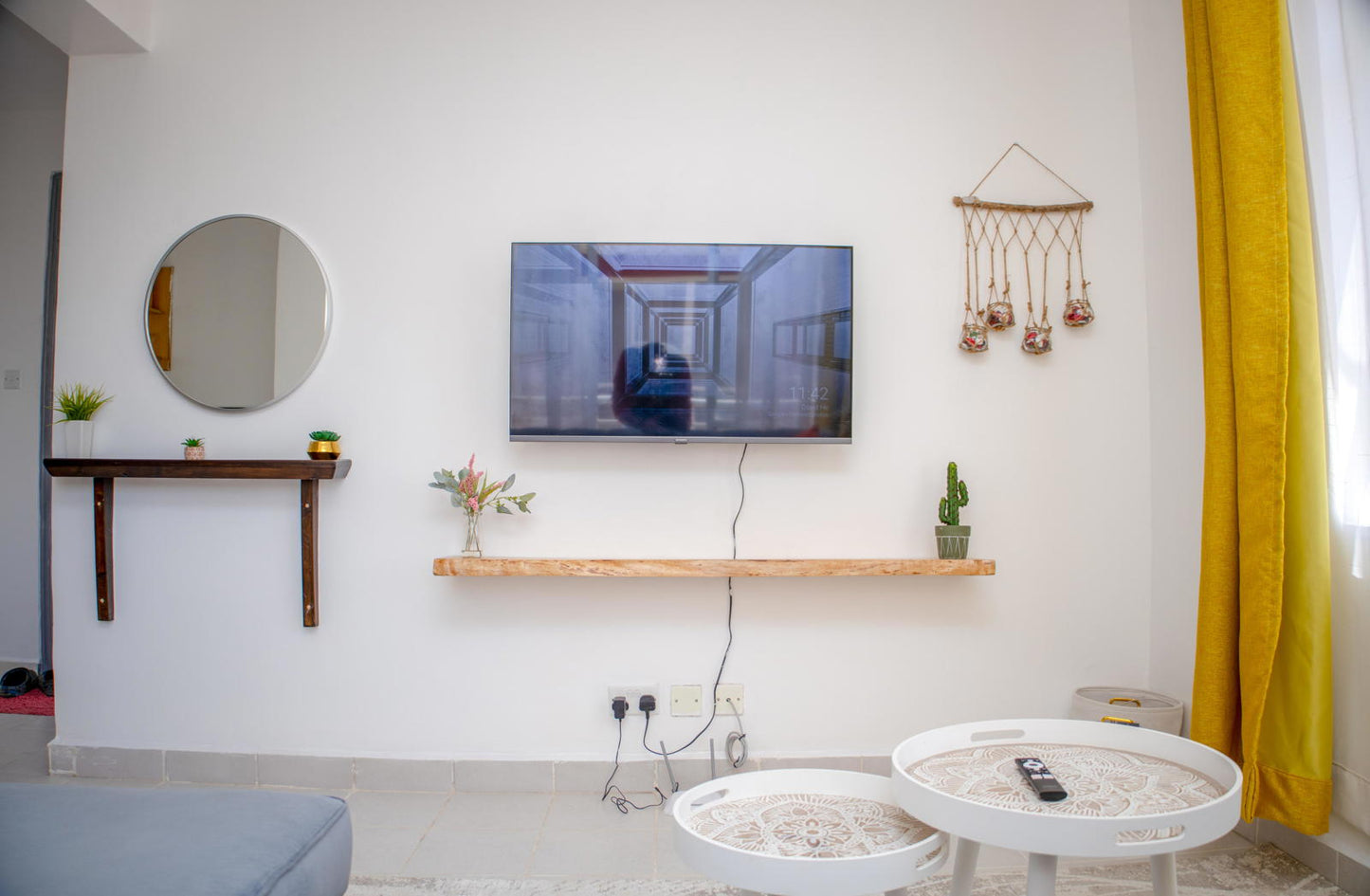 The Cozy Nest: W/ Pool & Gym ; Netflix Bliss!