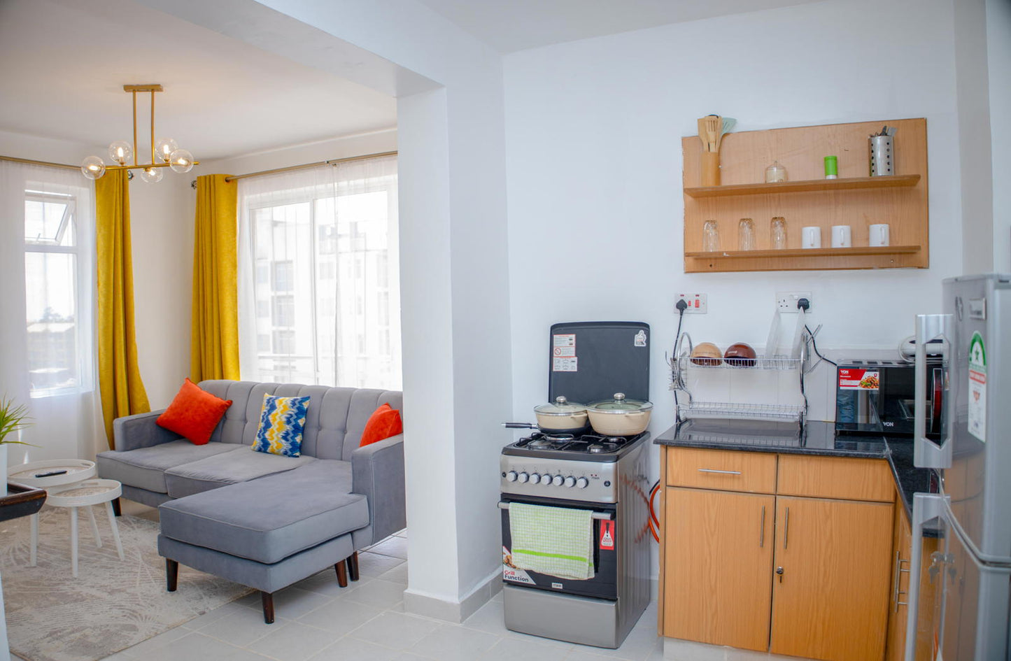 The Cozy Nest: W/ Pool & Gym ; Netflix Bliss!