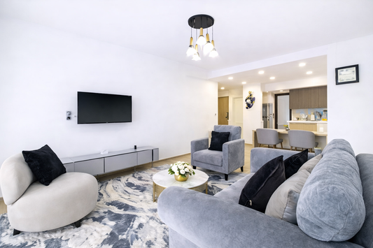 2BR W/Pool &amp;Gym steps to mall &amp; 15 min to Airport