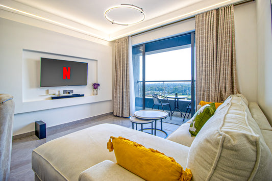 1BR Oasis – Queen Bed, Heated Pool &amp; Skyline Views